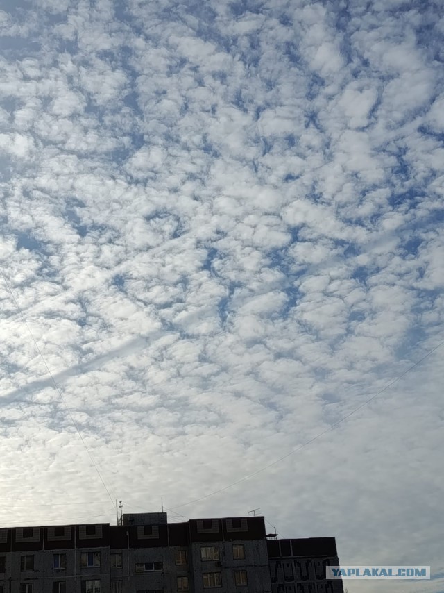 Две полосы на небе.