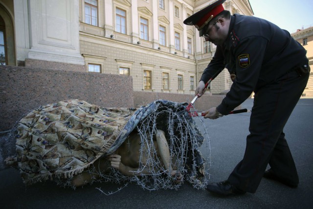 Художник Павленский покинул Россию и намерен просить политическое убежище во Франции