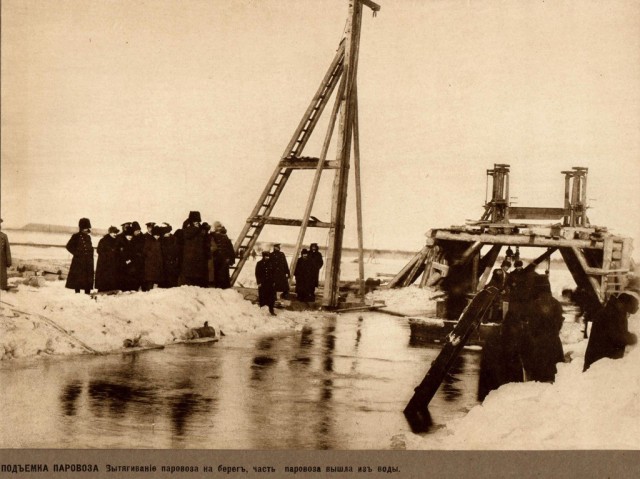 1911. Извлечение затонувшего паровоза на реке Зее