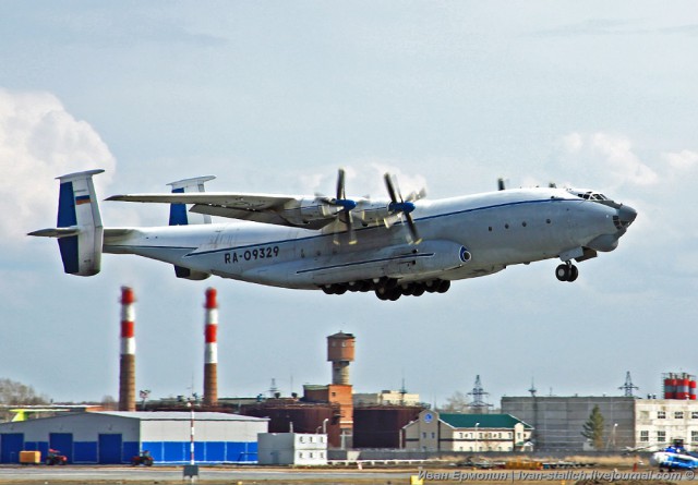 27 февраля 1965 г. впервые в небо поднялся первый в мире широкофюзеляжный транспортный самолет Ан-22 «Антей»