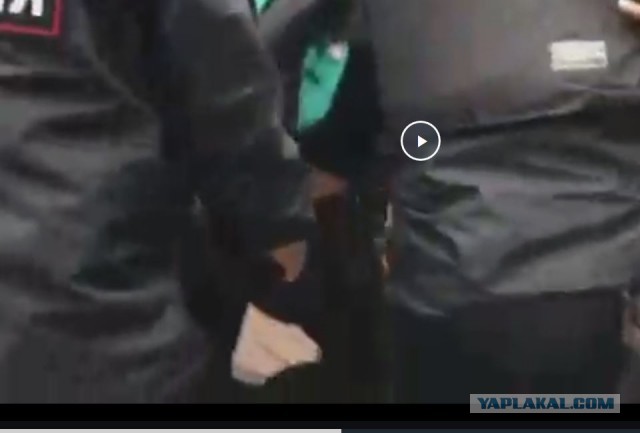 Опубликовано видео, из которого следует, что задержанному на Арбате полицейский что-то кладет в задний карман джинсов.