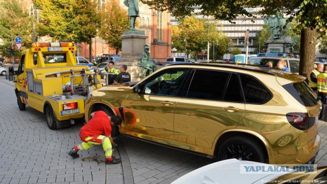 В Германии запретили ездить на «золотом» BMW X5