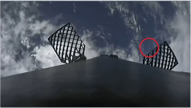 НЛО попало на камеру при старте Falcon 9