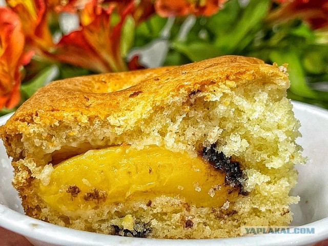 Быстро-вкусно: пирог на сметане с персиками