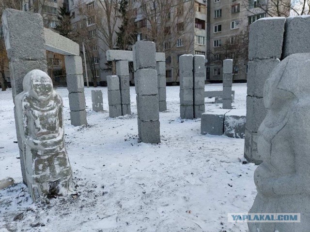 На набережной в центре Челябинска установили скульптуру за 10 миллионов из *овна и веток