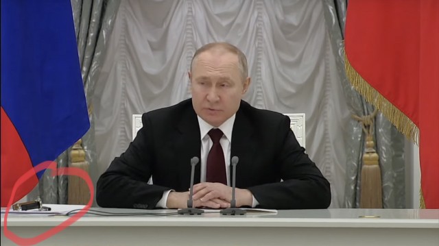 На часах Шойгу во время его выступления на заседании было 12:47