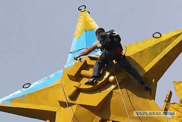 Чичерина снимает украинский флаг в Энергодаре