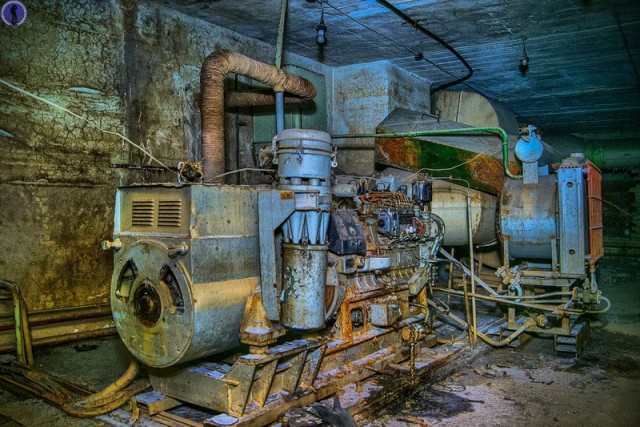 Заброшенное бомбоубежище с необычным дизелем и корабельными дверями