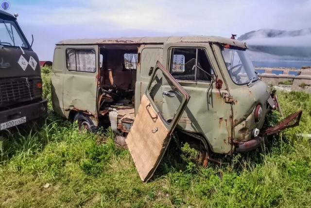 Брошенная техника, ржавеющая на заброшенном острове Аскольд