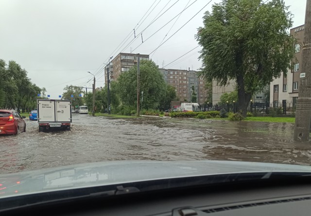 В Челябинске начали водосброс на дамбе