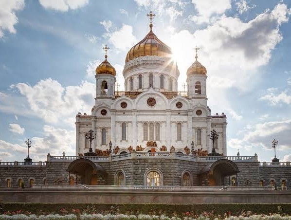 Неизвестный разгромил церковную лавку на территории храма Христа спасителя в Москве.