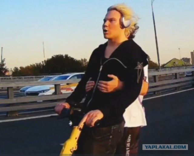 Подростков гонявших вдвоём на электросамокате по встречке проспекта Мира в Москве, оштрафовали на 100 тысяч рублей