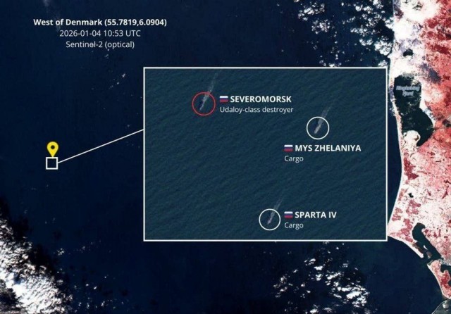 Корабль ВМФ сопроводил конвой, чтобы суда не задержали.