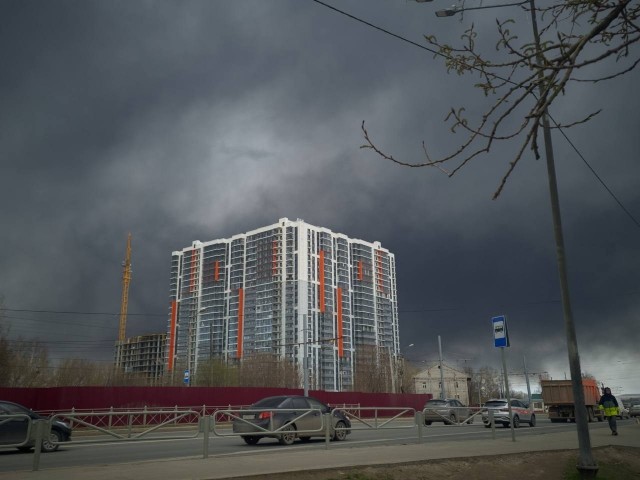 Пермь накрыло густым чёрным дымом — местные делятся жуткими кадрами