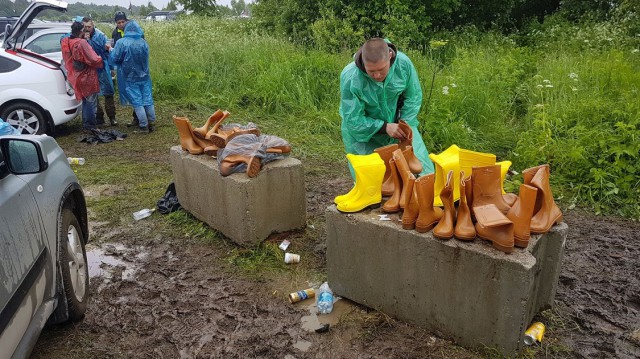 Шаурма — по 300. Сапоги — за секс. Эвакуатор — за 15 тысяч. Запах дерьма — бесплатно. Тем, кто пережил «Нашествие-2017»