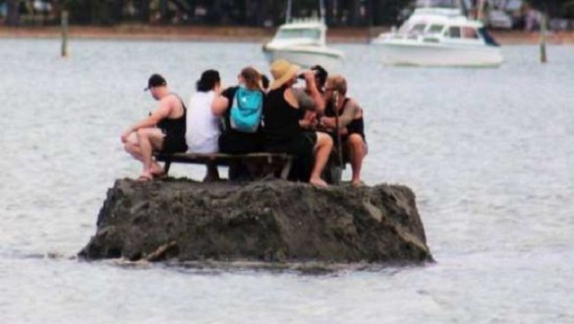 Новозеландцы построили остров, чтобы в Новый год обойти сухой закон