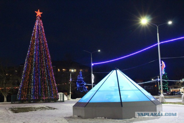 Сегодня зажгли елки в городах