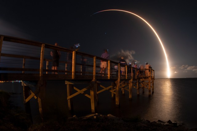 SpaceX запустила ракету Falcon 9 с первыми 60 коммуникационными спутниками системы Starlink