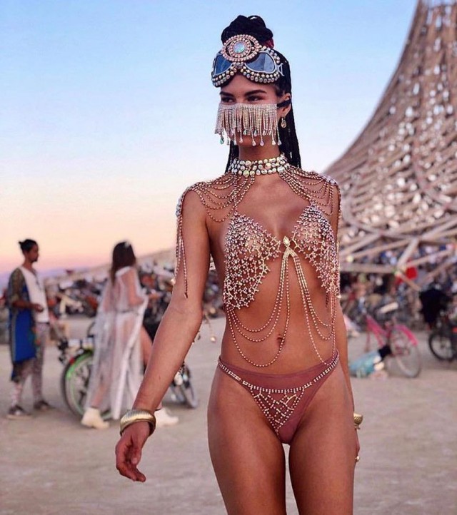 Девчули с фестиваля Burning man