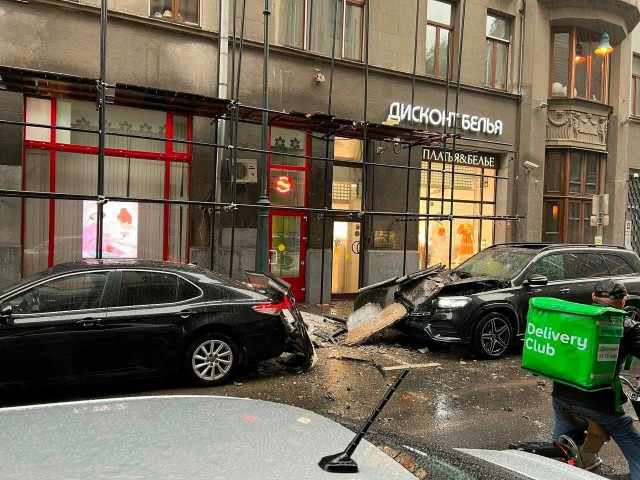 Бетонная плита упала на Mercedes GLS и Toyota Camry c реконструируемого здания в Москве