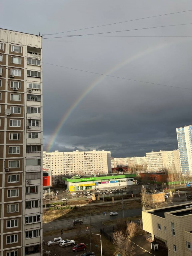 Непогода помимо мощного ветра принесла радугу в Москву