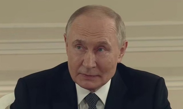 Путин посоветовал Германии заняться "спасением своего автопрома и повышением зарплат"