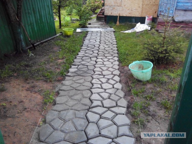 Садовая дорожка и скамейка для отдыха