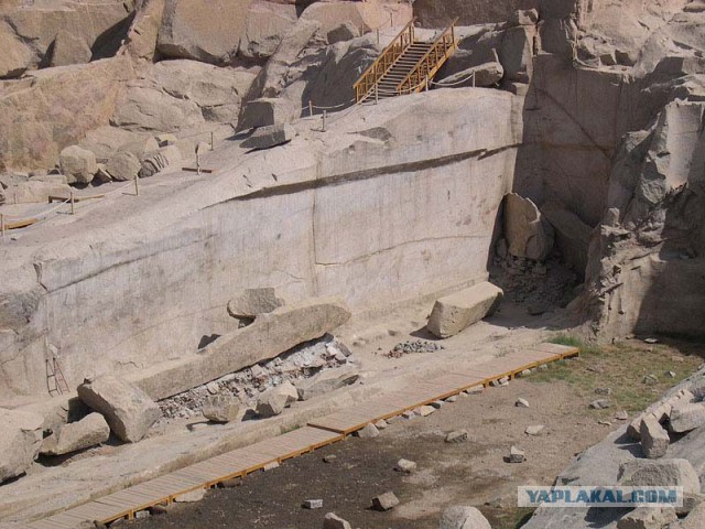 Обелиск весом 1200 тонн. Асуанский карьер (Египет)