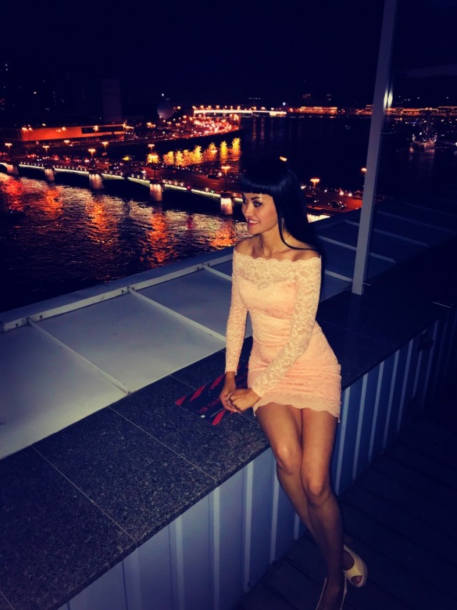 Девушки в коротеньких платьях