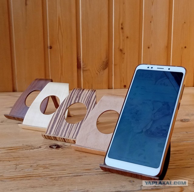 Очень красивые подставки под смартфон или планшет из древесины ценных пород.