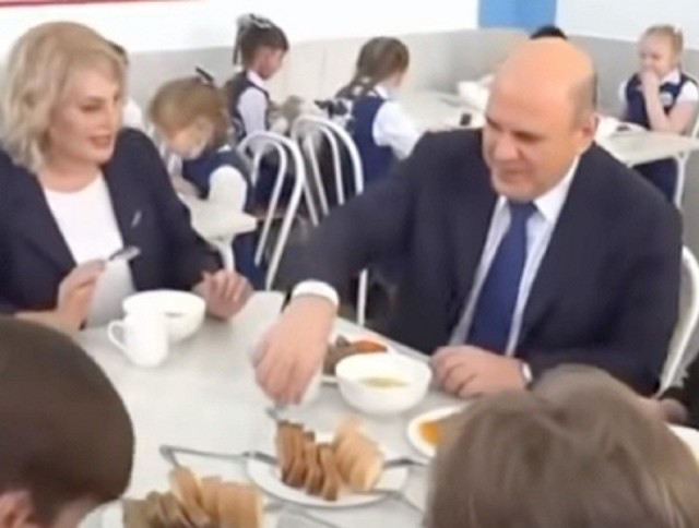 "Еда для свиней": в Барнауле мама школьника проверила питание в столовой