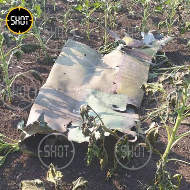 Военный самолет потерпел крушение в Ростовской области.