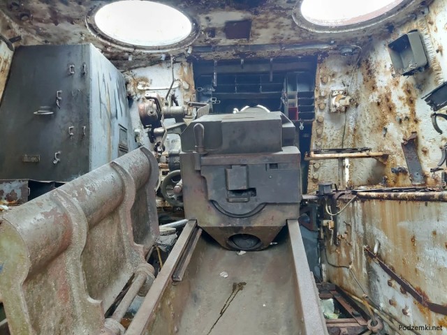 Заброшенные танки ИС-2М с башнями КВ и самоходки ИСУ-152