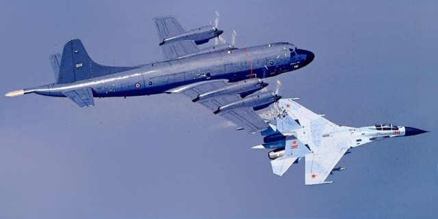 26 мая над Южно-Китайским морем китайский истребитель J-16 перехватил самолет-разведчик RC-135 ВВС США.