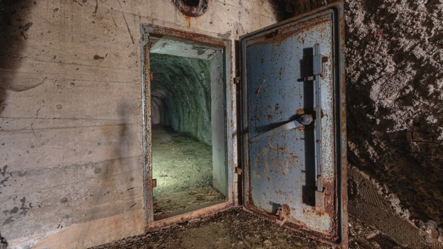 "Загадка дыры". Заброшенная система скальных защищенных укрытий флота