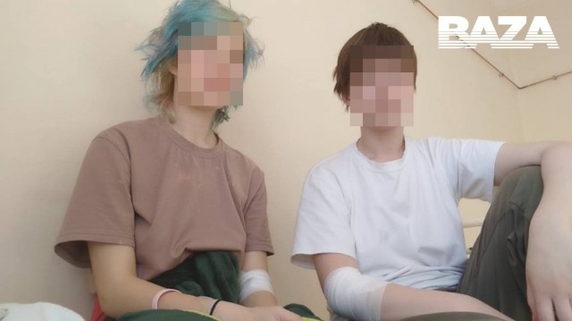 Парень избил двух студенток из-за коротких стрижек и яркого цвета волос в столовой в Красноярском крае. Обеих девочек госпитализировали с сотрясением мозга