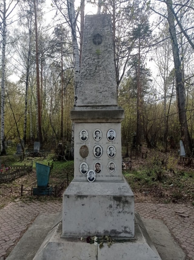 Вандалы осквернили братскую могилу участников группы Дятлова в Екатеринбурге.
