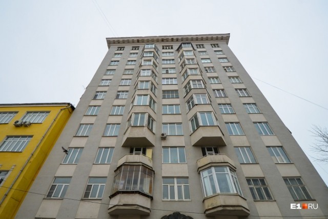 Упал балкон с двумя бабушками