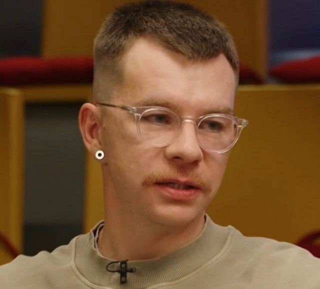 Всё, возле колонок Алиса разрешили разговаривать