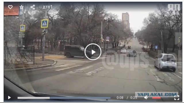 В Хабаровске "Гелендваген" попытался проскочить перекресток на красный свет, но столкнулся с "Тойотой".