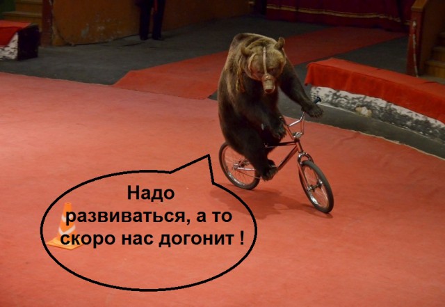 Девушка на велосипеде вытворяет такое....