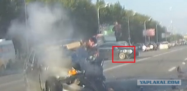 Мотоциклист лоб в лоб столкнулся с выехавшей на "встречку" легковушкой.