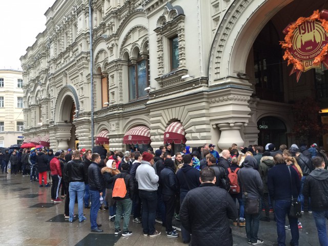 Сотни "зомби" собрались на Красной площади в ожидании старта продаж iPhone 7