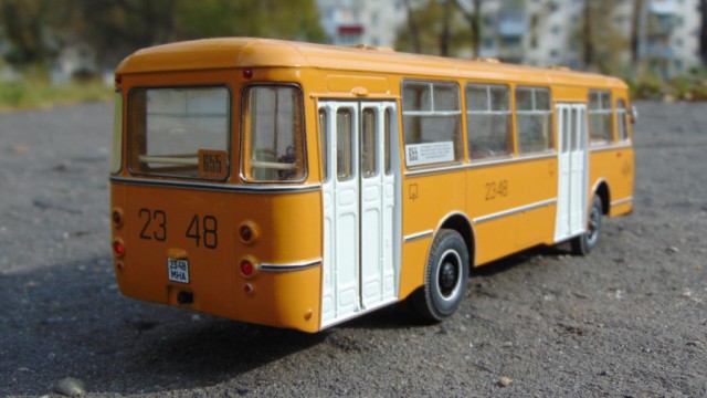 Радиоуправляемая модель автобуса ЛиАЗ-677М на магнитной подвеске из неодимовых магнитов