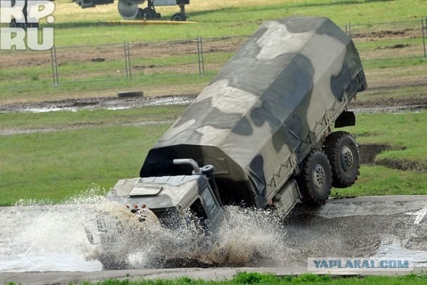 Танки плавали и прыгали на шоу