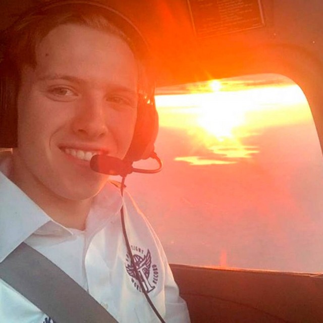 В Кольцово приземлился 18-летний пилот из Англии, решивший в одиночку облететь весь мир