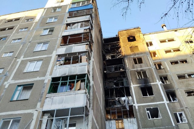 Кадры с попавшими под массированный удар дронов домами в Курске