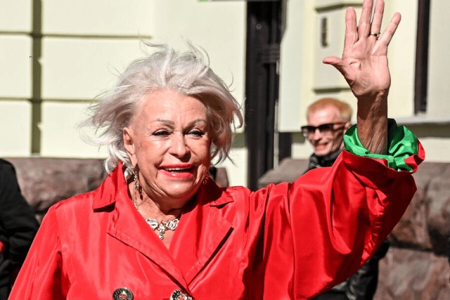 «Умчала в Дубай, крутит с миллионерами, покрасила волосы в розовый цвет» как в свои 77 лет живет «веселая вдова» Караченцева