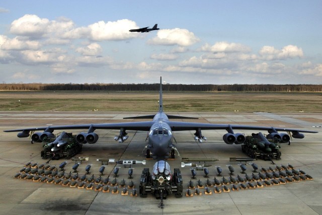 Американский стратегический бомбардировщик B-52 Stratofortress разбился на военно-воздушной базе Эдвардс в штате Калифорния.