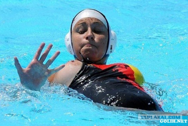 Капитаны женских команд сборной России и сборной Италии по водному поло